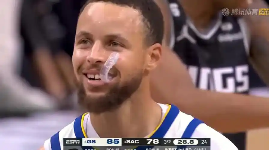 神秘微笑!库里被穆雷犯规推倒 面带灿烂笑容咬牙套罚球