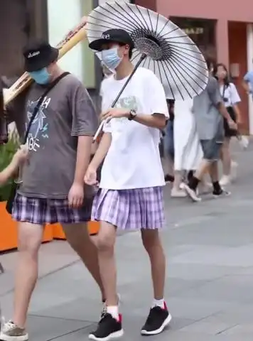 "男生真会玩,大街上穿jk裙子逛街……"哈哈哈爱美不分性别!