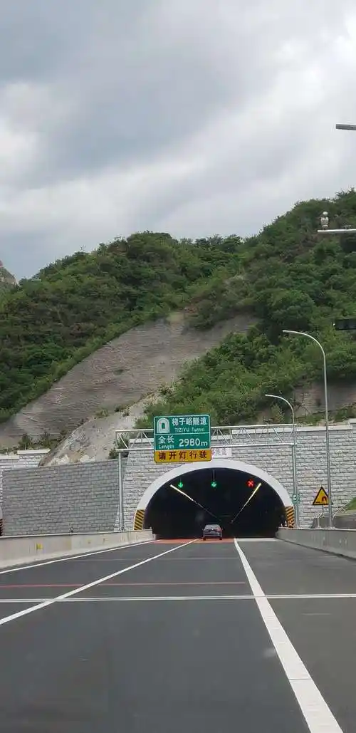 梯子峪遂道,全长2980米,悠如一条长龙