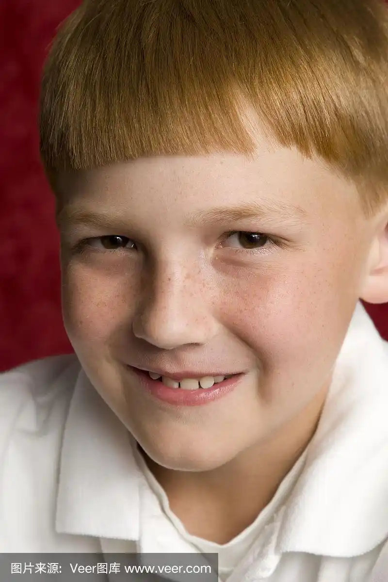 特写红发男孩的雀斑