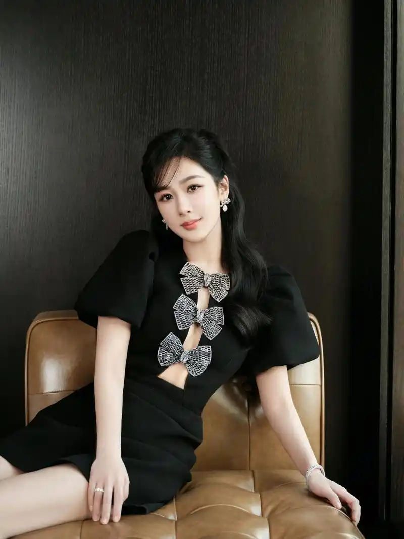 杨紫身穿黑色连身短裙大长腿吸睛 杨紫身穿黑色连身短裙亮相,展现出了