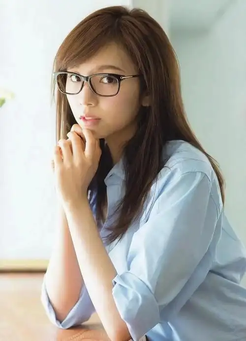 日本美女艺人新内真衣