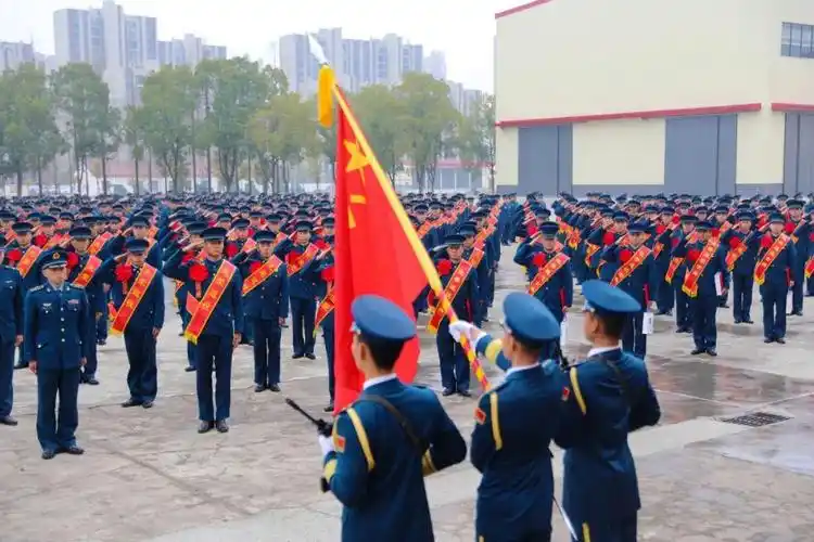 春季退伍兵,向军旗告别!