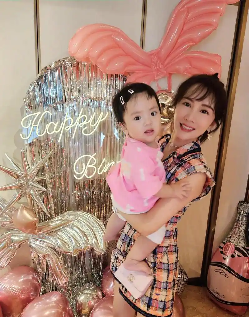 阔太李念39岁生日首晒三胎女儿