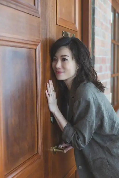 50岁蔡少芬却仍单身,秀健身照遭骂:不穿也没人看!