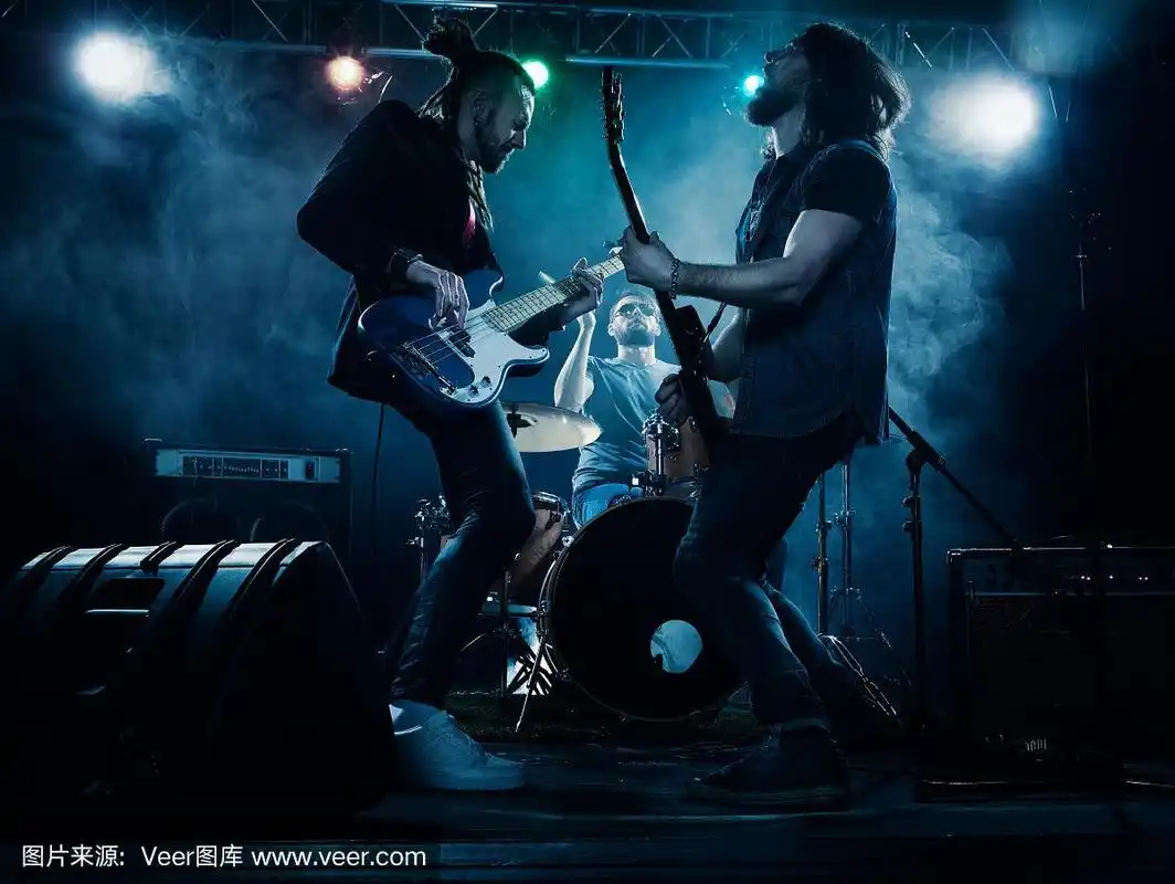 摇滚乐队在舞台上表演.