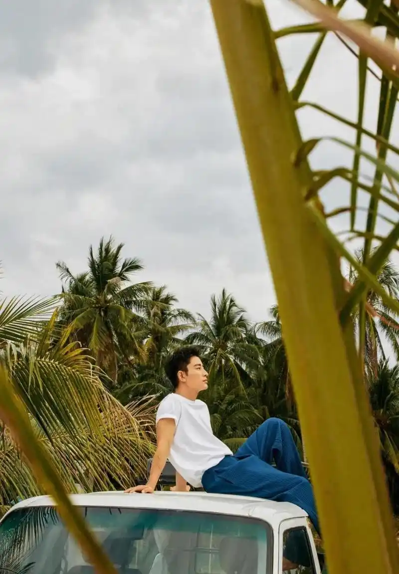 百家号星火计划# 贾乃亮38岁生日登封,穿白t光脚丫躺船上,一点不幽邋