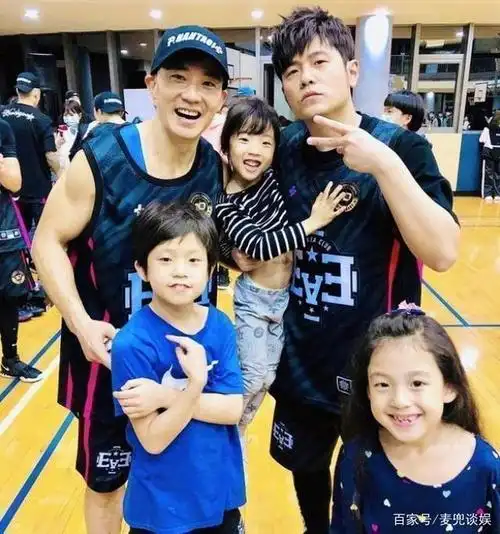 刘畊宏晒一家六口合影为岳母庆生三个小孩共用一张脸十分可爱