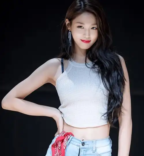 还是南韩的"国民女友",她就是来自韩国女团aoa95后成员金雪炫