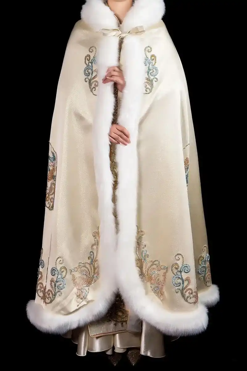 秀禾斗篷披风.温婉优雅的美感 配上毛绒绒的包边 有风度也不失 - 抖音