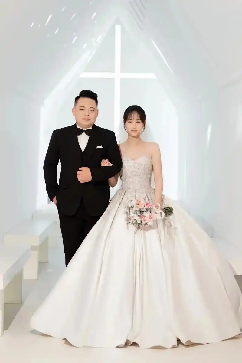 荣幸地邀请您参加小女[李硕]与女婿[张洪林]的婚礼