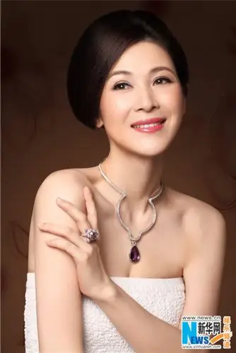 eleganttongleiposesforfashionandjewellyshoot6