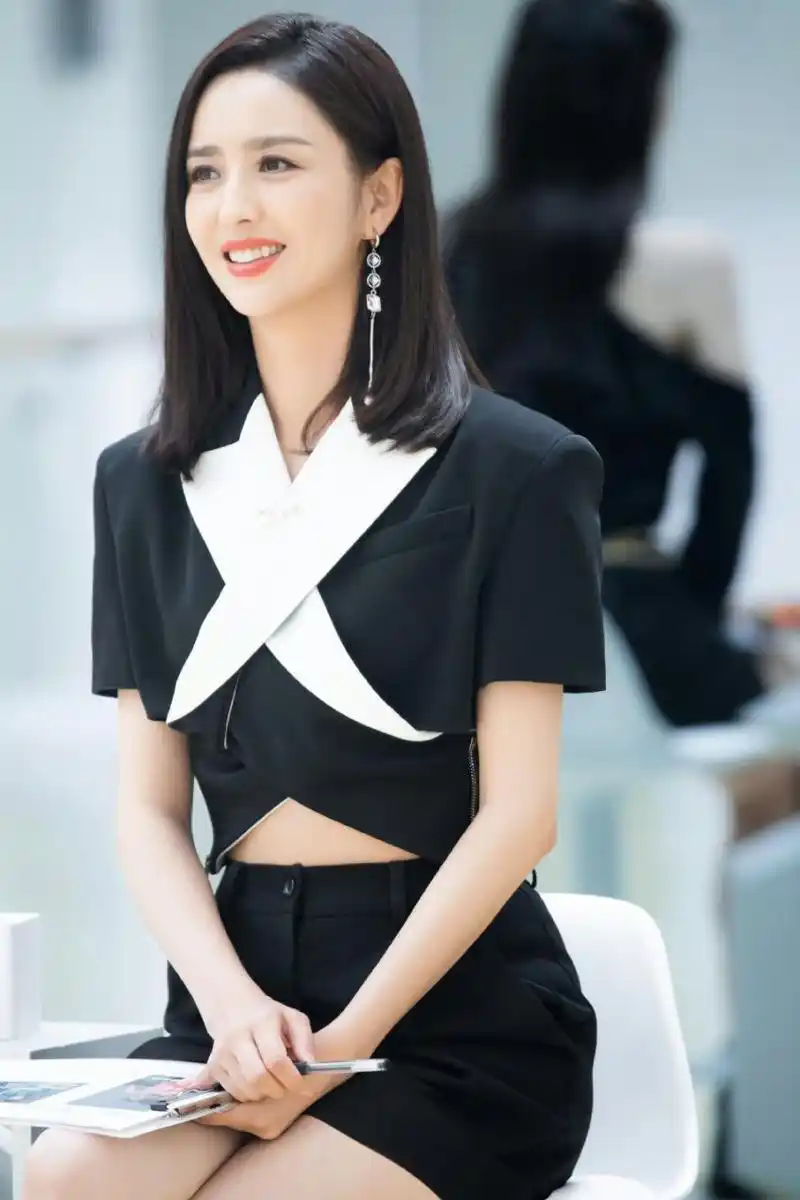 佟丽娅短裙职业装写真,优雅干练,满满的职场女性魅力,太迷人了!