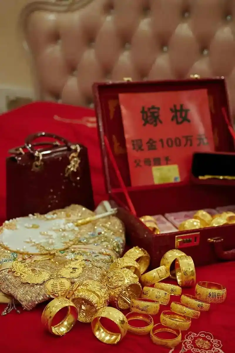 漂亮新娘帅气新郎 女方陪嫁一百万现金,二十万金银首饰,宝马 - 抖音