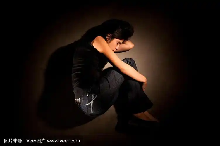 悲伤的女人躺下