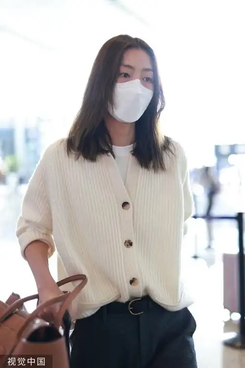 组图:刘雯穿白色针织外套现身机场 棕色短发显干净利落