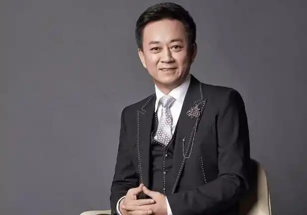 朱军胜诉后首现身微露笑容精神好参加电视艺术家协会疑似复出