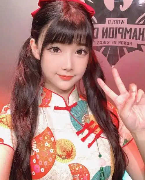 kpl女解说琪琪cos阿古朵,这腿都在发光了