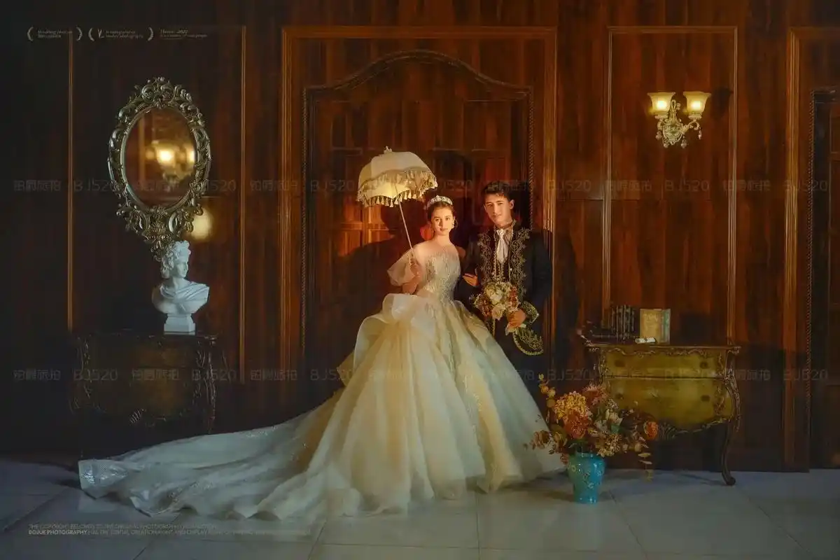 宫廷古典#深圳  高定英式气质拖尾婚纱,掀起一场宫廷复古油画 - 抖音