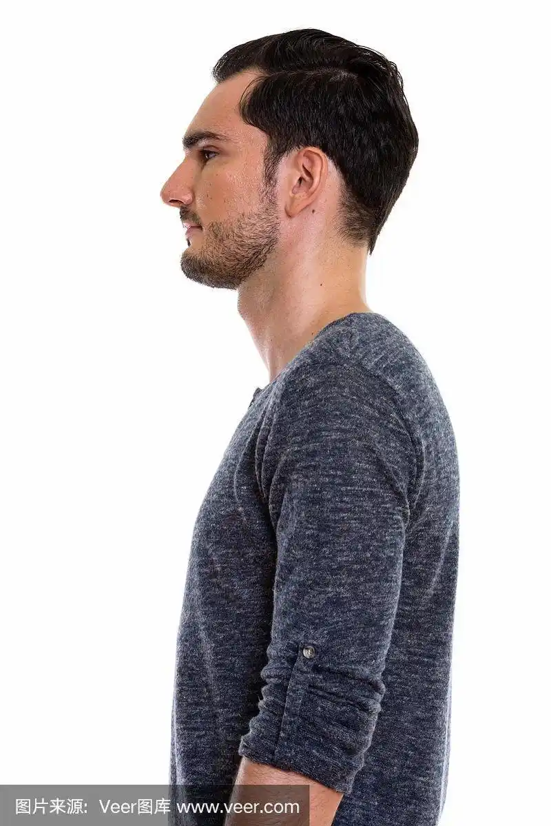 年轻英俊男子的侧面图