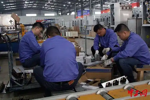 工会干部进车间,与工人同吃,同住,同劳动