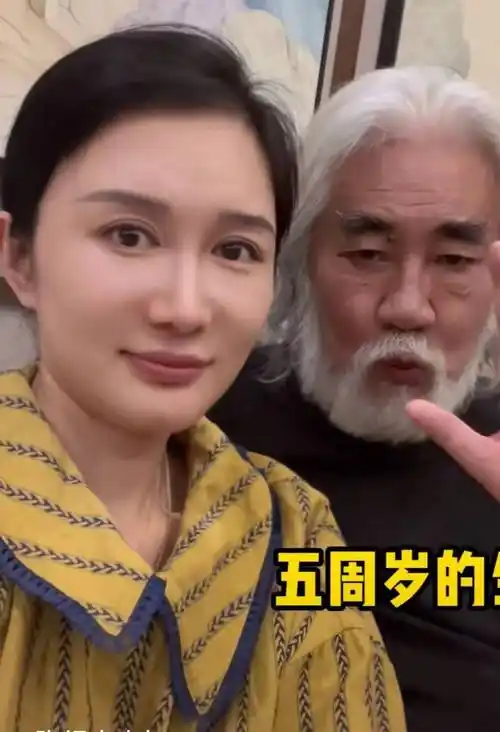 杜星霖与张纪中认识时,张纪中还没有与第二任妻子樊馨蔓离婚,樊馨蔓