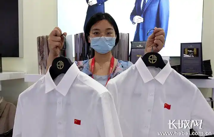 为迎接建党100周年,该公司创新设计的一款白衬衫