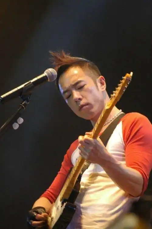 1964年3月31日出生于中国香港,中国香港男歌手,音乐人,演员,摇滚乐队