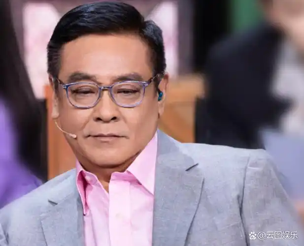 12月30日,某网友在个人社交账号上分享了偶遇尔冬升导演的视频,立马