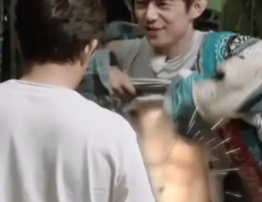 惊叹!49岁的何炅肌肉惊艳,露出八块腹肌,自律的人真的太帅了