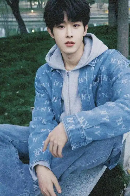 田嘉瑞分享春日踏青随拍照一身牛仔套装少年感十足好清新帅气啊