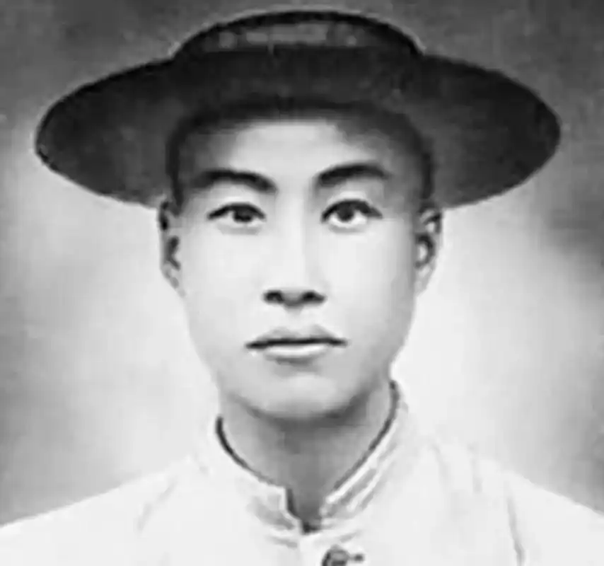 1905年,年轻的烈士吴樾在刺杀满清官员后英勇牺牲,留下了一张震撼人心