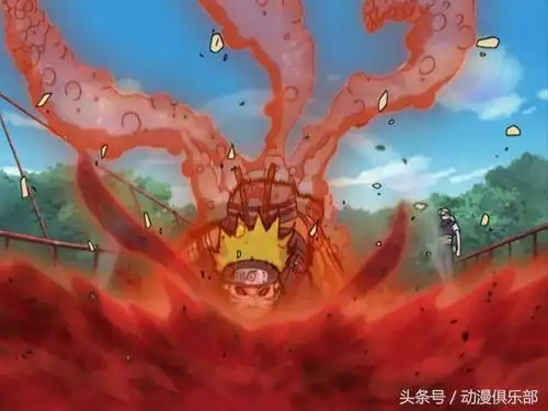 三尾形态是鸣人能够保持自我意识的最后一个形态,同样拥有妖狐外衣,但