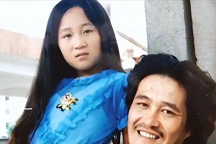 赵本山第一任妻子葛淑珍,被离婚时不吵不闹,带重疾儿子坚强生活_演出