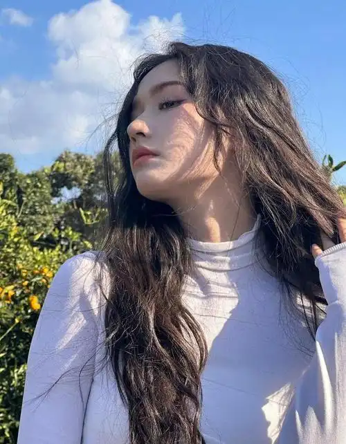 美女演员林允最新营业照出炉啦卷发侧颜灵动又美丽啊