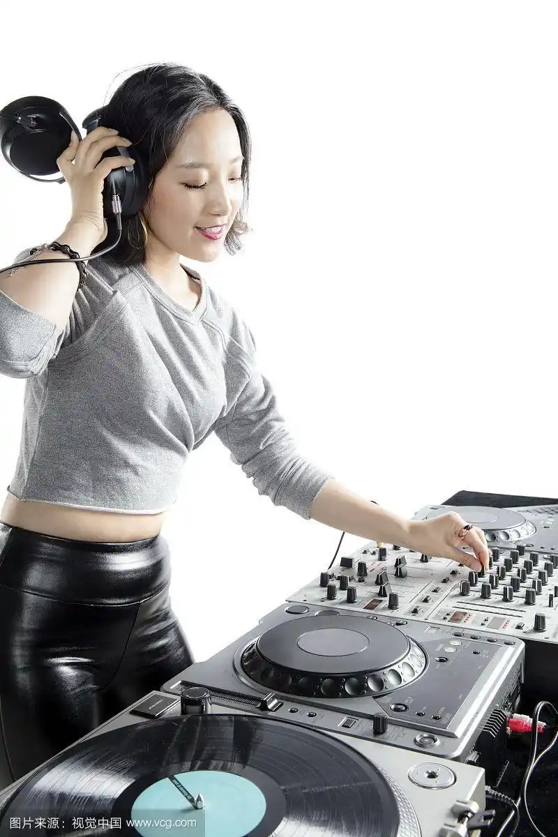 打碟的年轻女dj