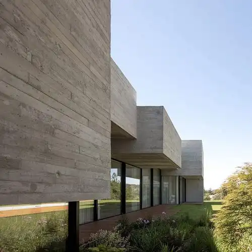 木模混凝土构筑的住宅以变化的组合方式呈现业主的要求