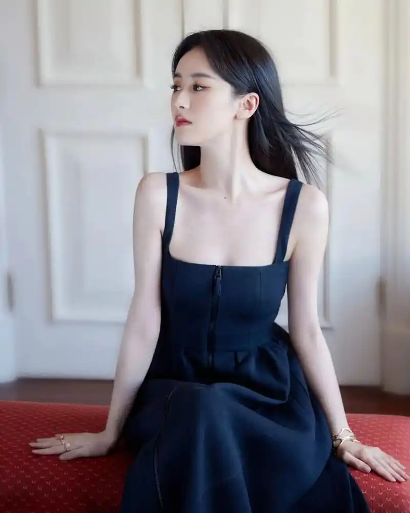 袁冰妍# 一袭黑色吊带长裙,清纯甜美的容颜,白皙细嫩的肩颈线,性感