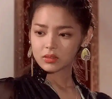 不管是什么看起来夸张的款式,到了金世萱的耳朵上都很好看,也不会觉得