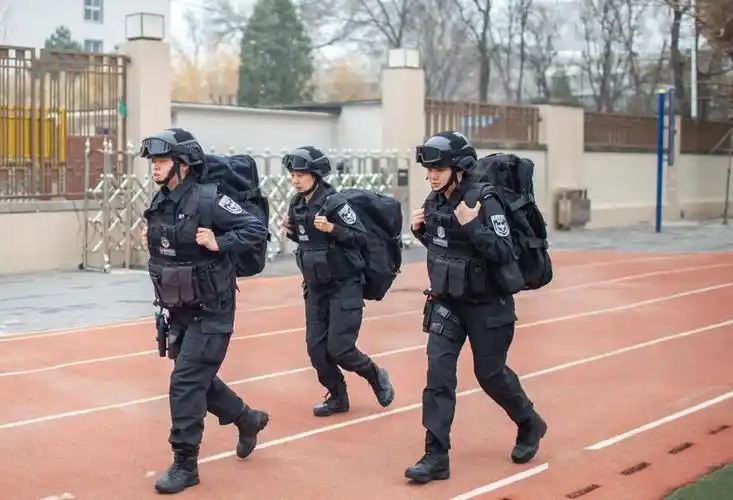 教练员一声令下,女警三人一组,身穿特警服,作战背心,头戴模块头盔,配"