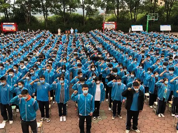郧阳区第二中学新学期第一次升国旗_中学教育_教育频道_十堰秦楚网