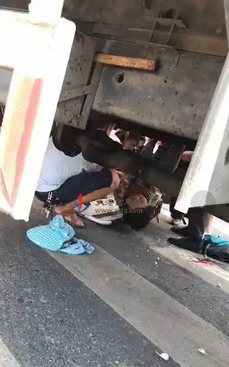 事发镇江新区港中路,一妇女被卷入大货车车底,抢救无效死亡!