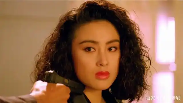 《赌圣》中的绮梦一头性感中卷发,成为星爷的梦中情人.