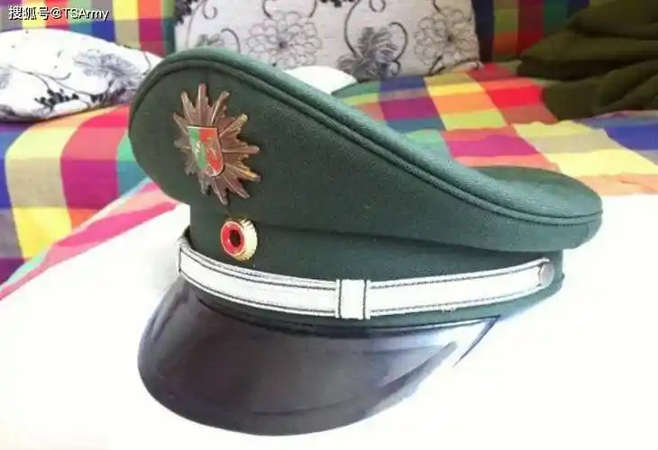盘点世界不同国家的警察大檐帽,德国的还是那么大气_黑色_款式_帽子