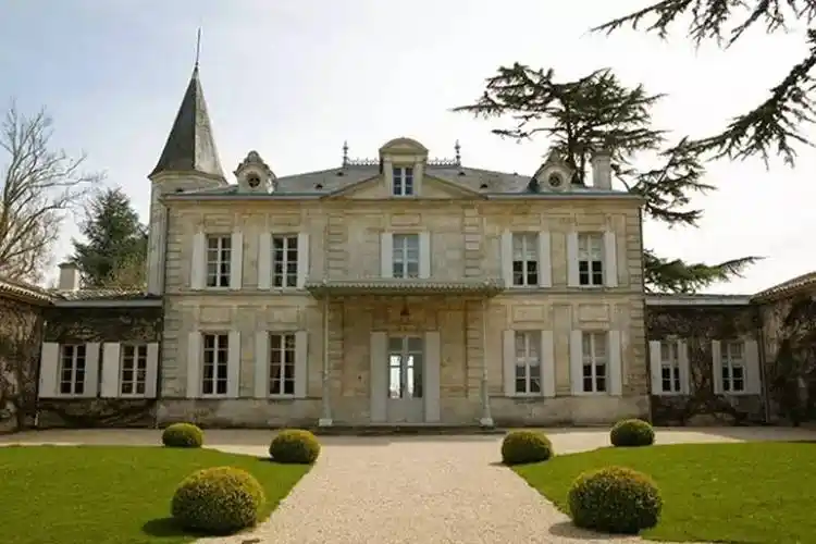 近日,波尔多右岸圣埃美隆(saint emilion)产区的白马酒庄(chateau