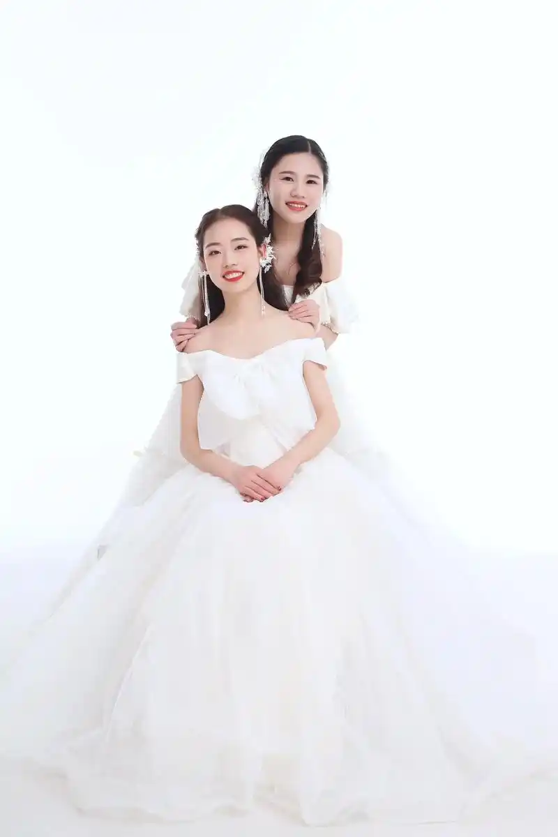 闺蜜婚纱写真 #总得穿一次婚纱吧无关爱情 #在各自忙碌的世 - 抖音
