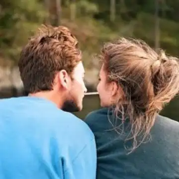 草地上的情侣,情侣头像图片-回车桌面