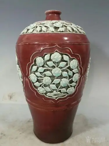元代釉里红搂空刻纹梅瓶