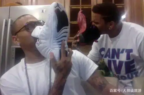 为什么很多鞋头喜欢闻自己的臭球鞋?