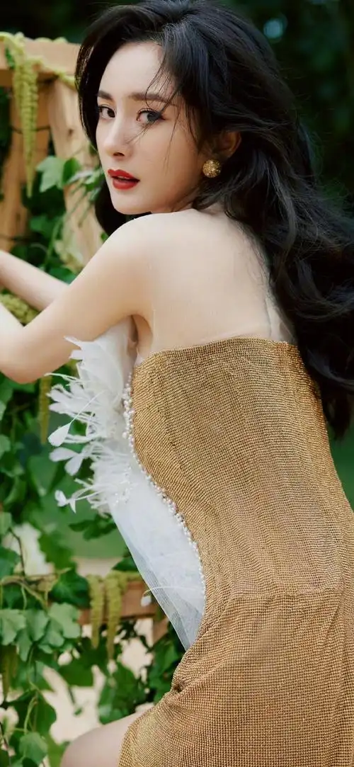 杨幂壁纸精选:绿植林间美人